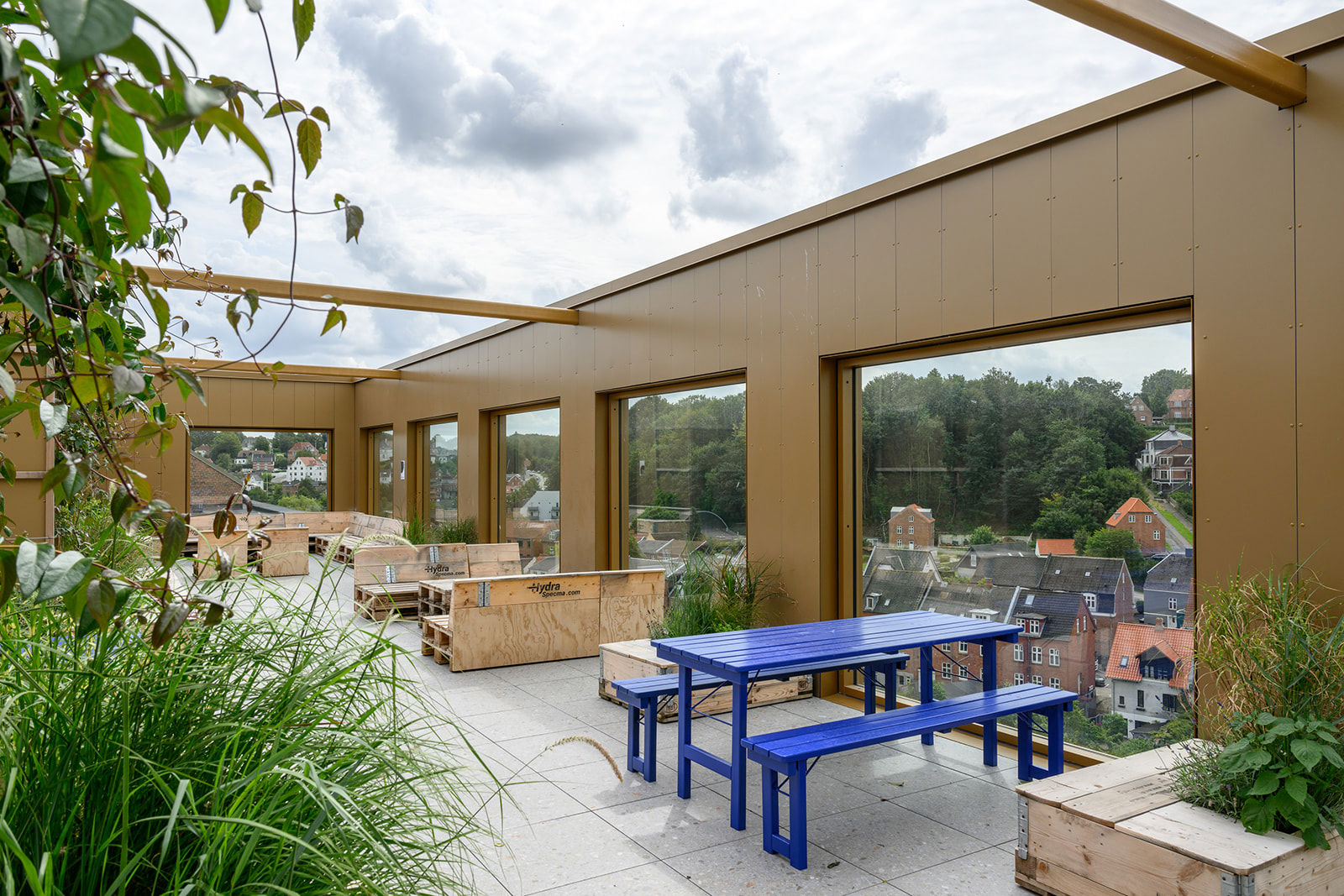 Rooftop på Terminalen med borde og bænk og udsigt over skoven i Vejle.